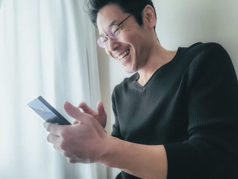 にやける男性